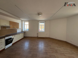 Pronájem prostorného bytu 2+kk v Mimoni po celkové rekonstrukci